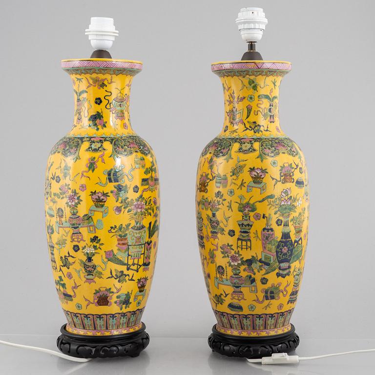 Bordslampor, ett par, Kina, 1900-talets andra hälft.