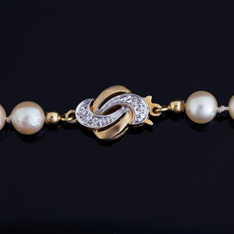 Cultured pearl necklace, clasp 18K gold with eight-cut diamonds.