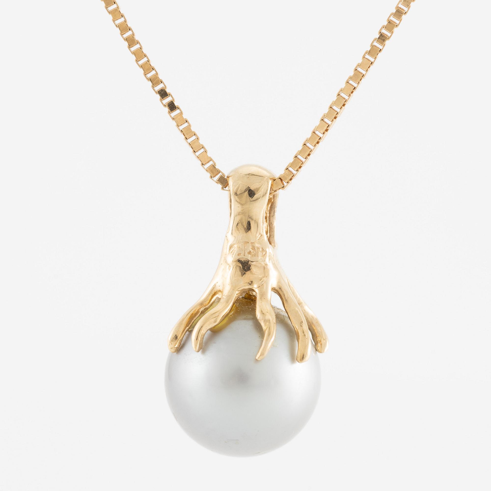 Necklace, gold with grey-toned pearl.