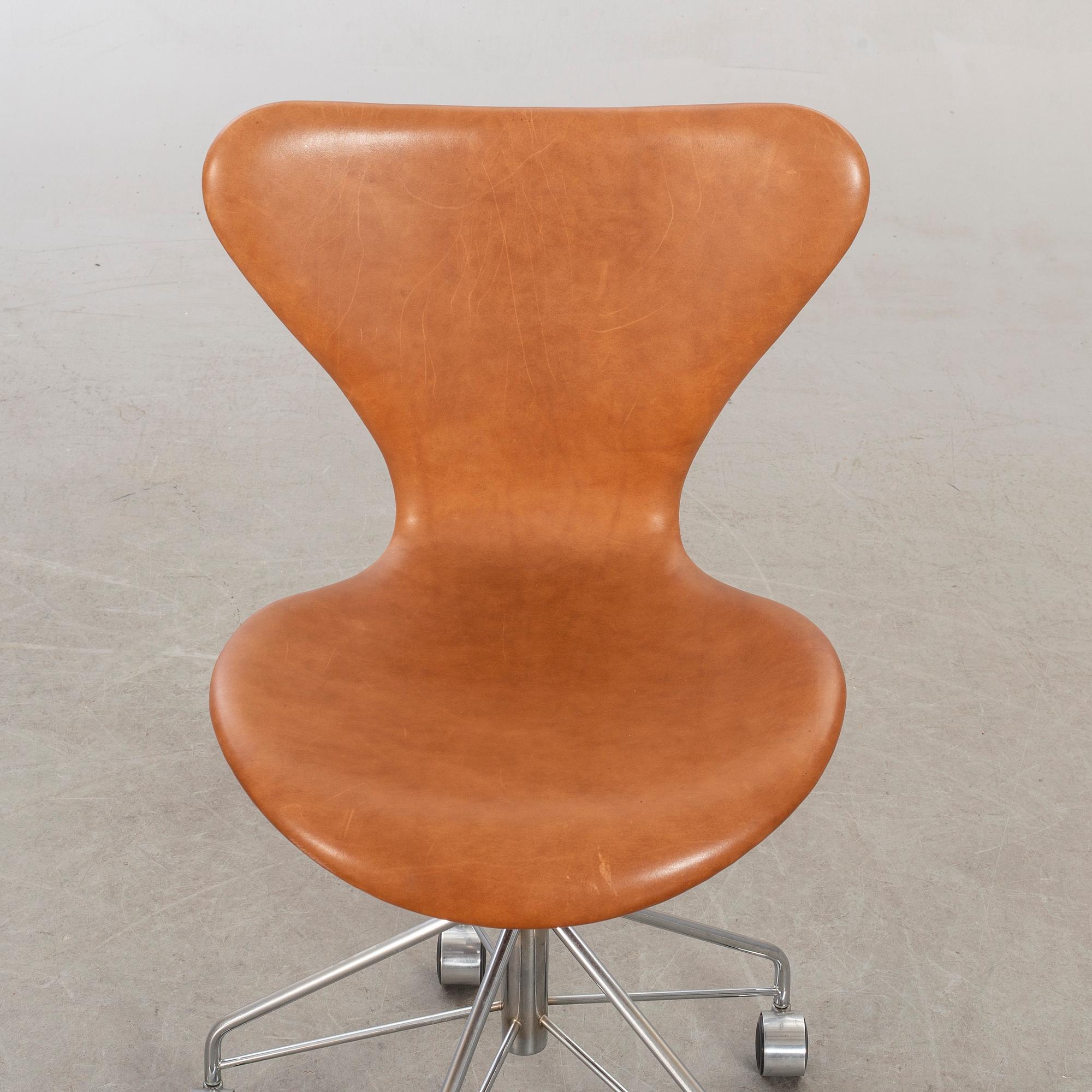 Arne Jacobsen, a "Sjuan" office chair.