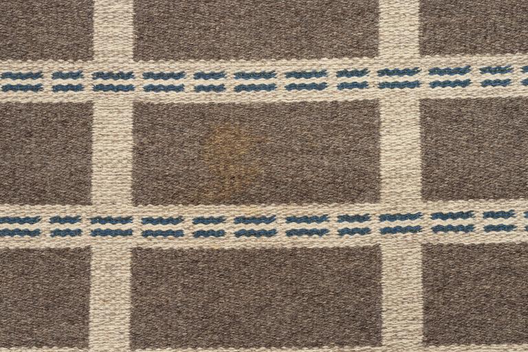 A machine-woven carpet (so-called double-woven), approx. 284 x 202 cm.