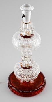 BORDSLAMPA, glas, signerad Gustaf Leek, 1900-talets andra hälft.