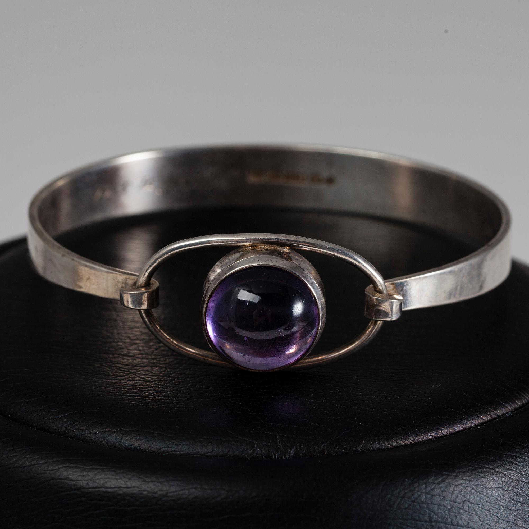 ARMRING, HÄNGEN 2 st, silver, månsten, ametist och emalj. E. Granit och A. Tillander.