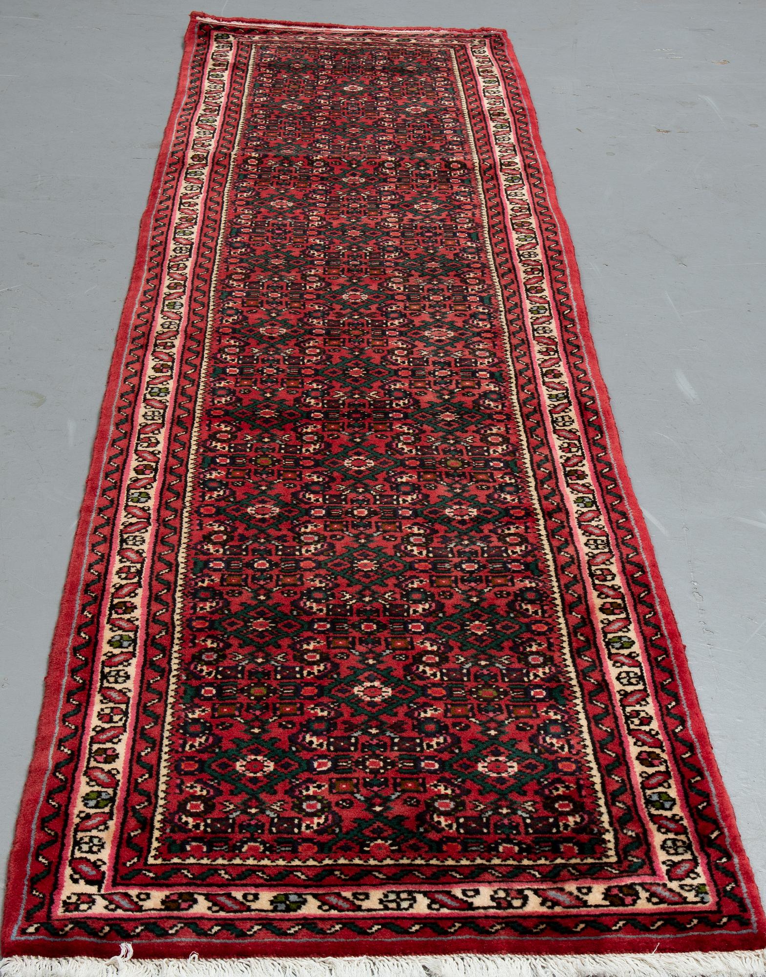 A RUNNER, Hosenabad, ca 302 x 72 cm.