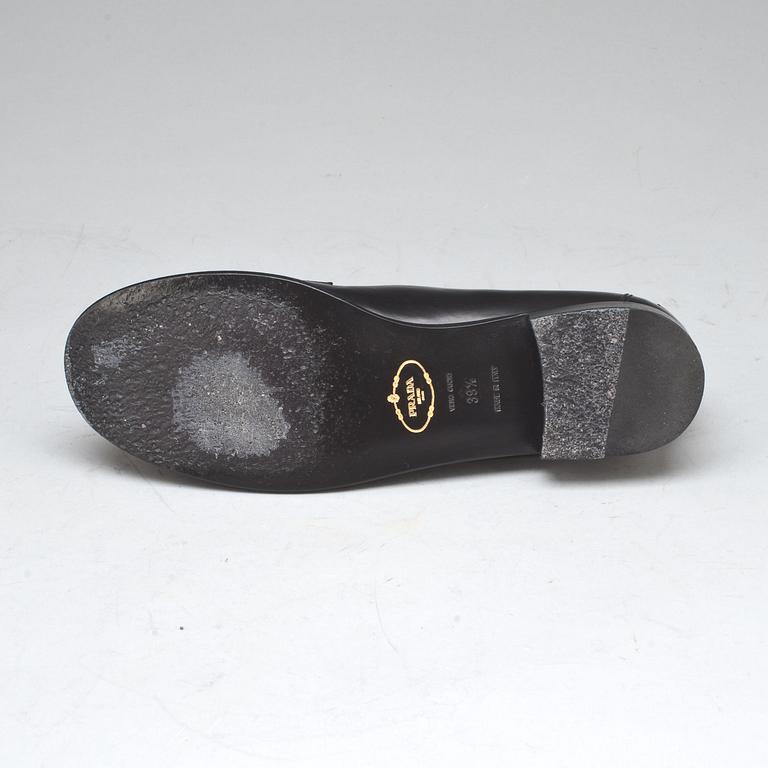 SKOR, dam, Prada, loafers.