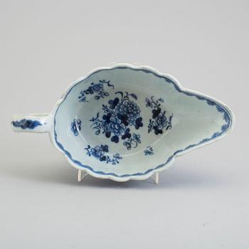 A blue and white export porcelain saucer, Qing dynasty, Qianlong (1736-95).