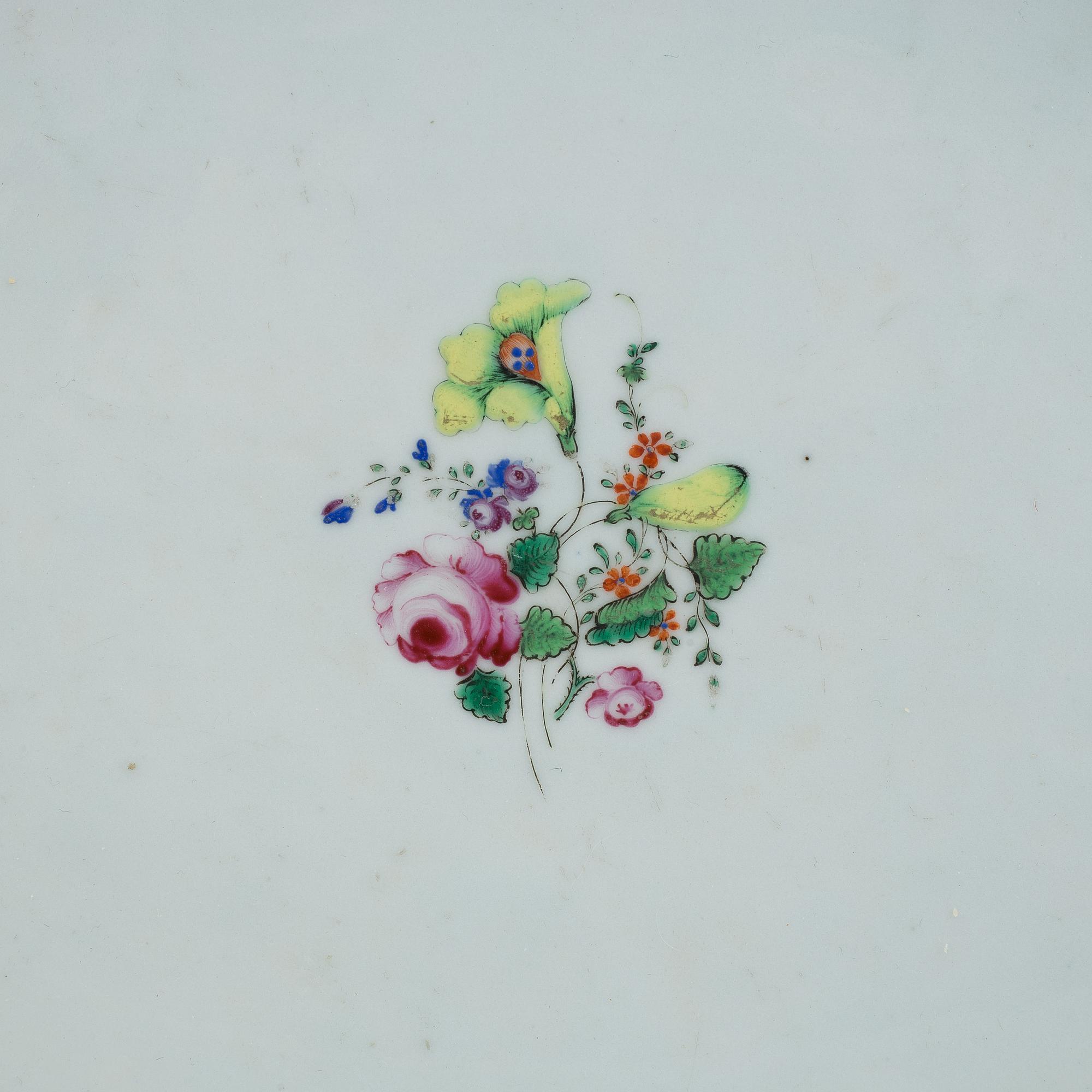 A rare and fine famille rose porcelain platter, Qing dynasty, 18th century.