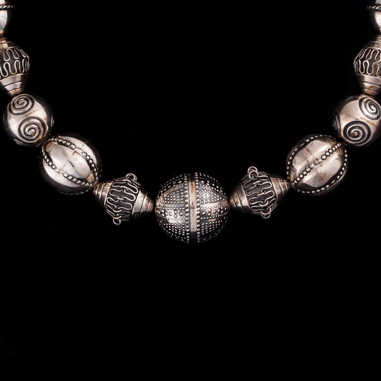 COLLIER, ARMBAND, ÖRHÄNGEN samt RING, silver, Kalevala Koru 1965-67.