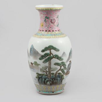 VAS, porslin, Kina, 1900- talets andra hälft.