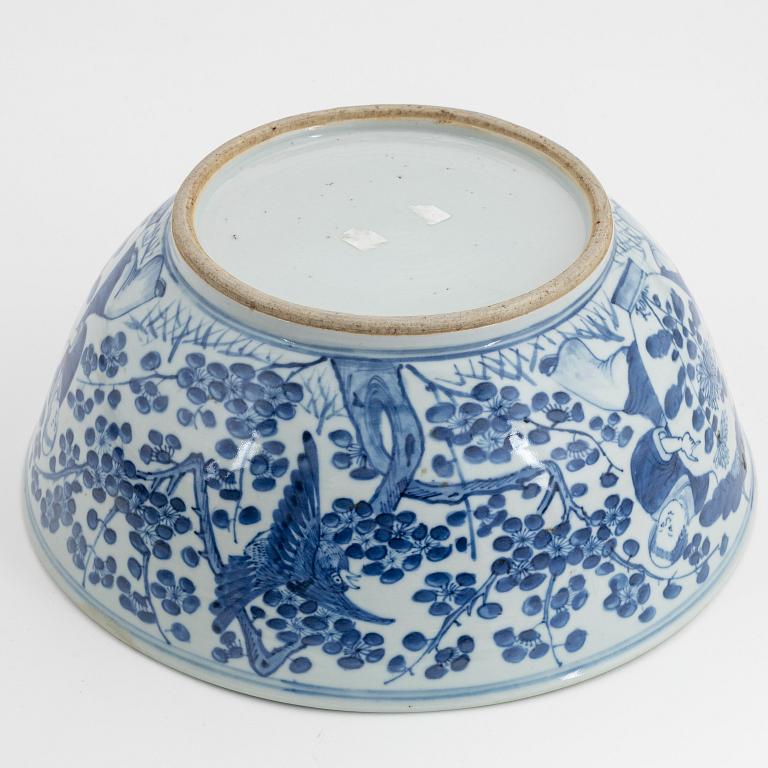 A blue and white bowl, Qing dynasty, 19th Century.