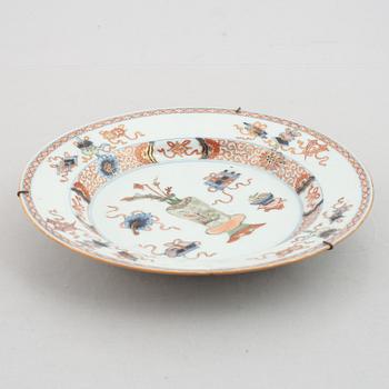 An imari verte 'antiques' plate, Qing dynasty, early 18th century.