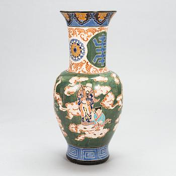 Lattiamaljakko, keramiikkaa, Kiina 1950-luku.