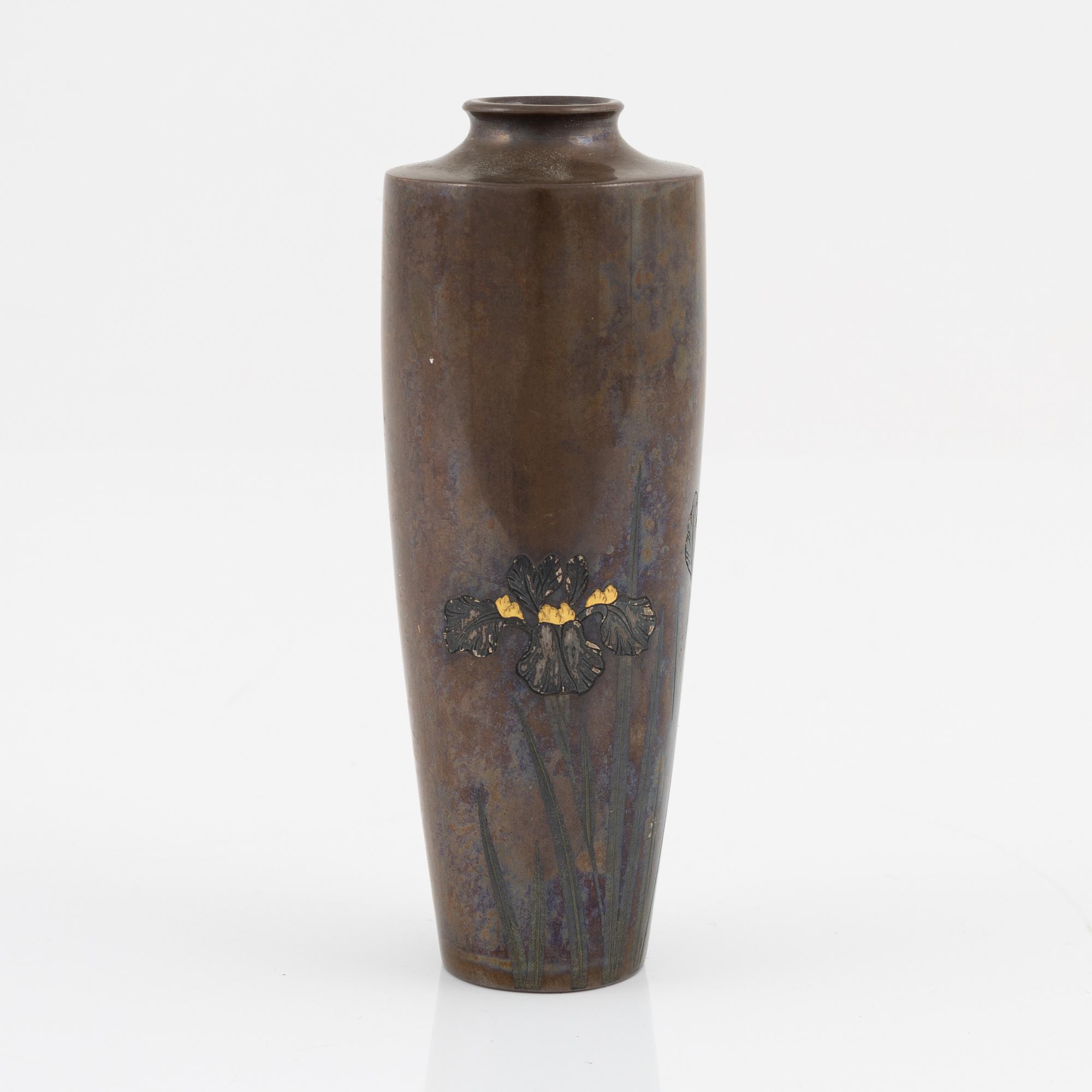 A Japanese bronze vase, Meiji period (1868-1912).
