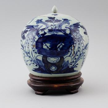 BOJAN MED LOCK, porslin, Kina, 1900-tal.