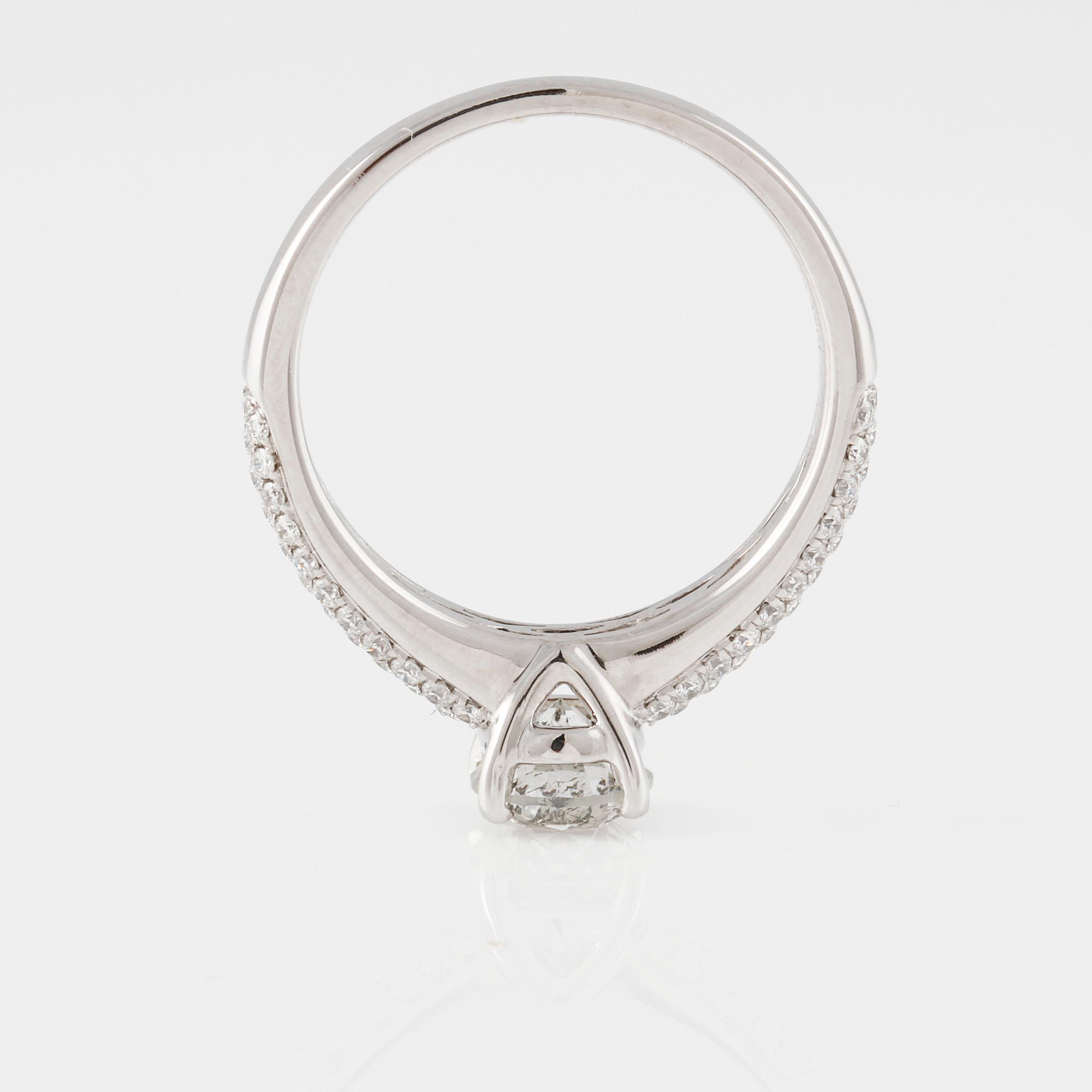 RING, 18K vitguld med briljantslipad diamant ca 1.01 ct samt små diamanter ca 0.37 ct. Vikt 4,3 gram.