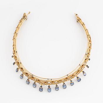 A tiara/necklace combination in 18K gold with sapphires and round brilliant-cut diamonds.