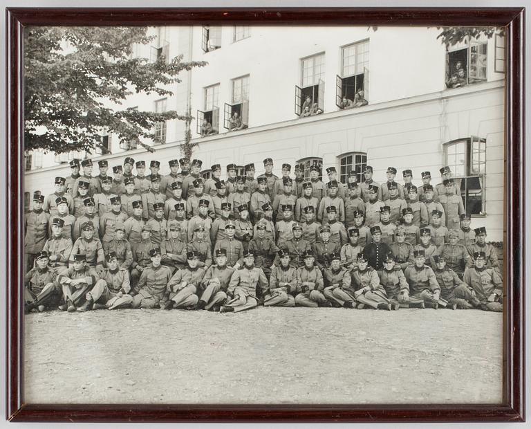 PARTI INRAMADE FOTOGRAFIER, 9 st, mest Sverige och Österrike, 1800/1900-tal.