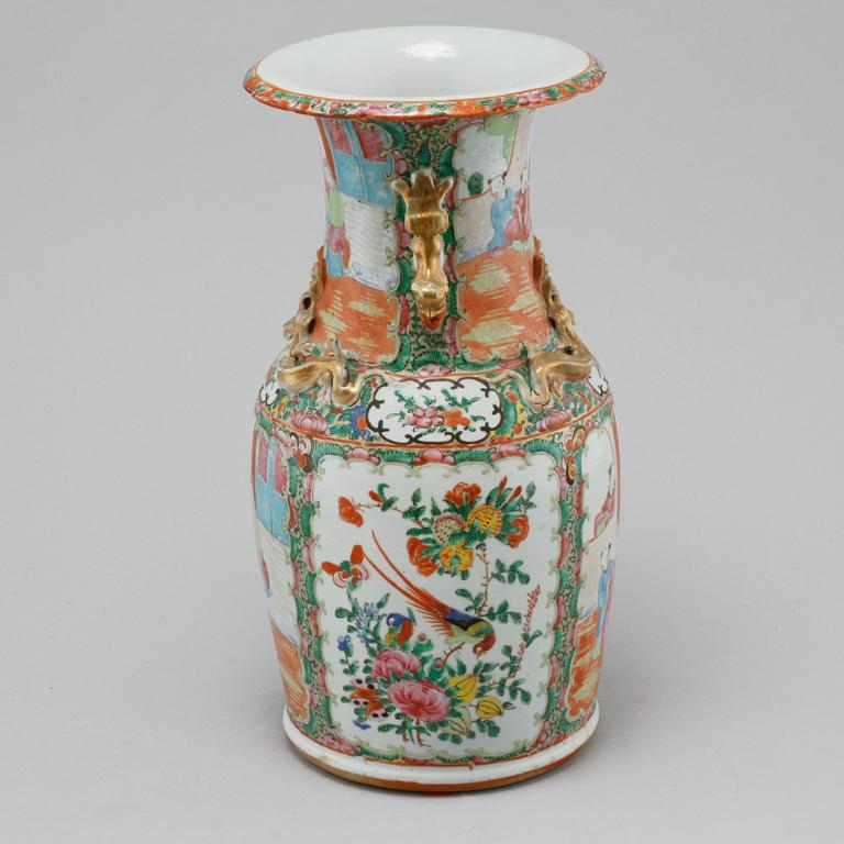 A KANTON VASE, late Qing dynasty (1644-1912).