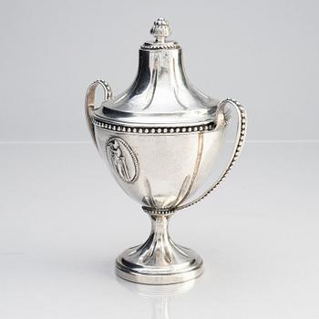 A Swedish 18th century silver sugerbowl with lid, mark of Erik Ernander, Uppsala 1791.