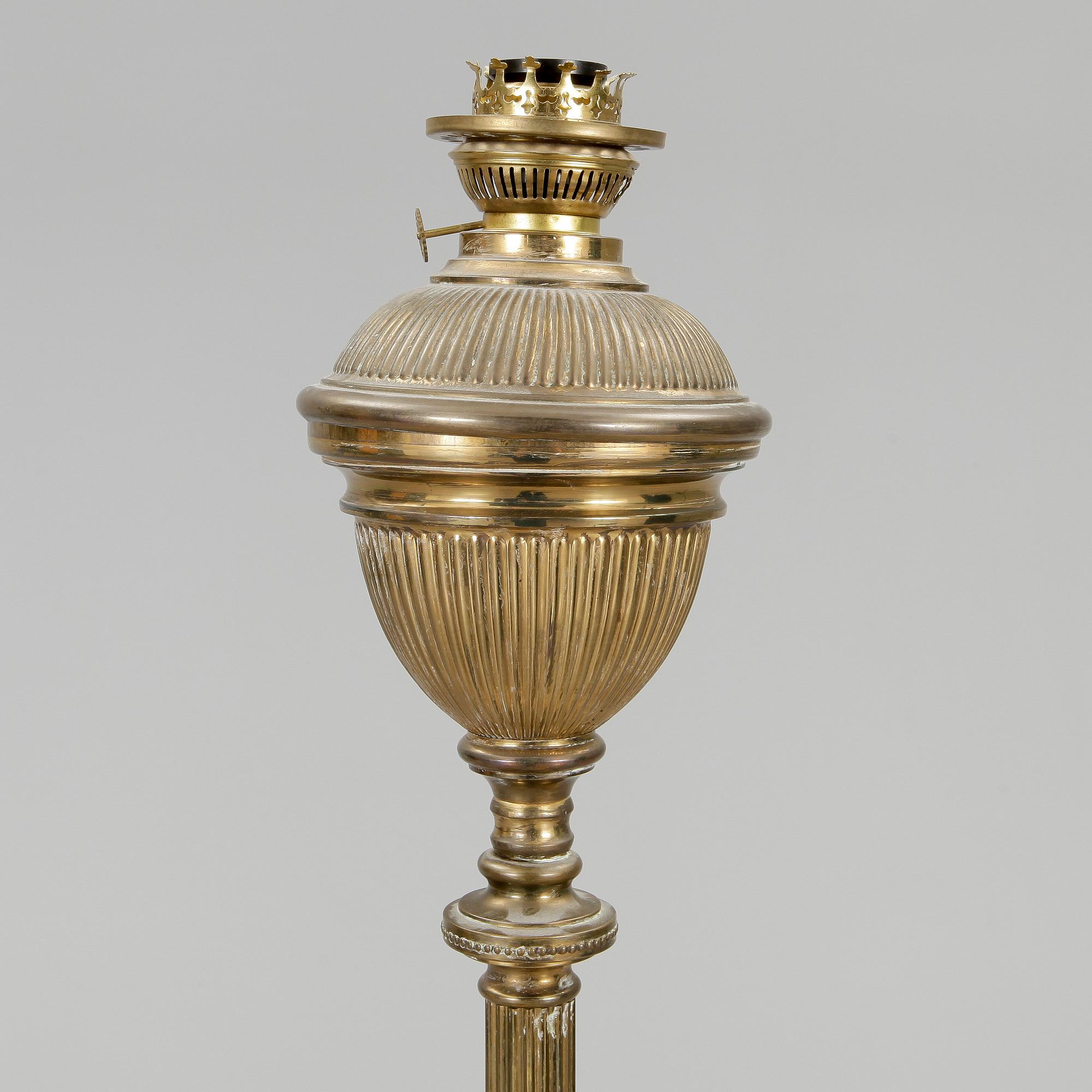 GOLVFOTOGENLAMPA, mässing, empirestil 1900-talets början.