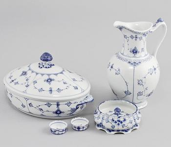 MATSERVIS, 43 delar, porslin, "Musselmalet", Royal Copenhagen, 1900-talets andra hälft.