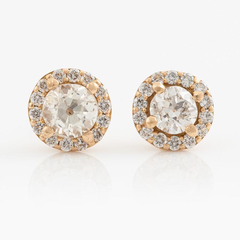 Earrings 18K gold with old-cut diamonds and side stones of brilliant-cut diamonds.