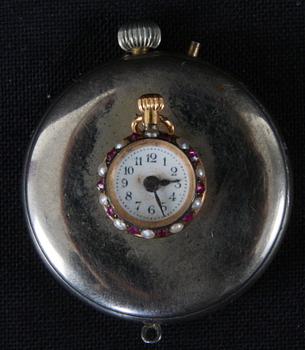 KLOCKA, sk. knapphålsklocka i orginal etui, Albert Barker Ltd, London.