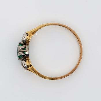 RING, 18K guld med trappslipad smaragd ca 0,50 ct samt gammalslipade diamanter tot ca 0,20 ct. Total vikt ca 2,02 g.