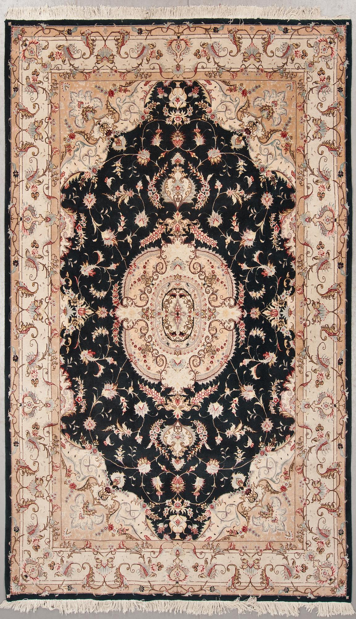 MATTA, Täbris, silkesinslag, tidigt 2000-tal. Ca 296 X 195cm.