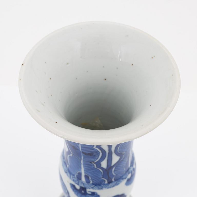 A Chinese blue and white porcelain beaker vase, 19th century, Qing dynasty.