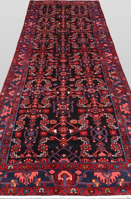 Gallerimatta, Hamadan, ca 423 x 113 cm.