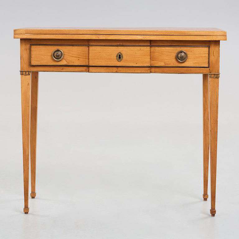 A late Gustavian card table, first half of the 19th century.