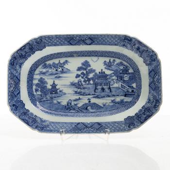 Stekfat, 5 st, kompaniporslin, Qingdynastin, Kina, 1700/1800-tal samt ask med lock och vas, Kina, 1900-tal.