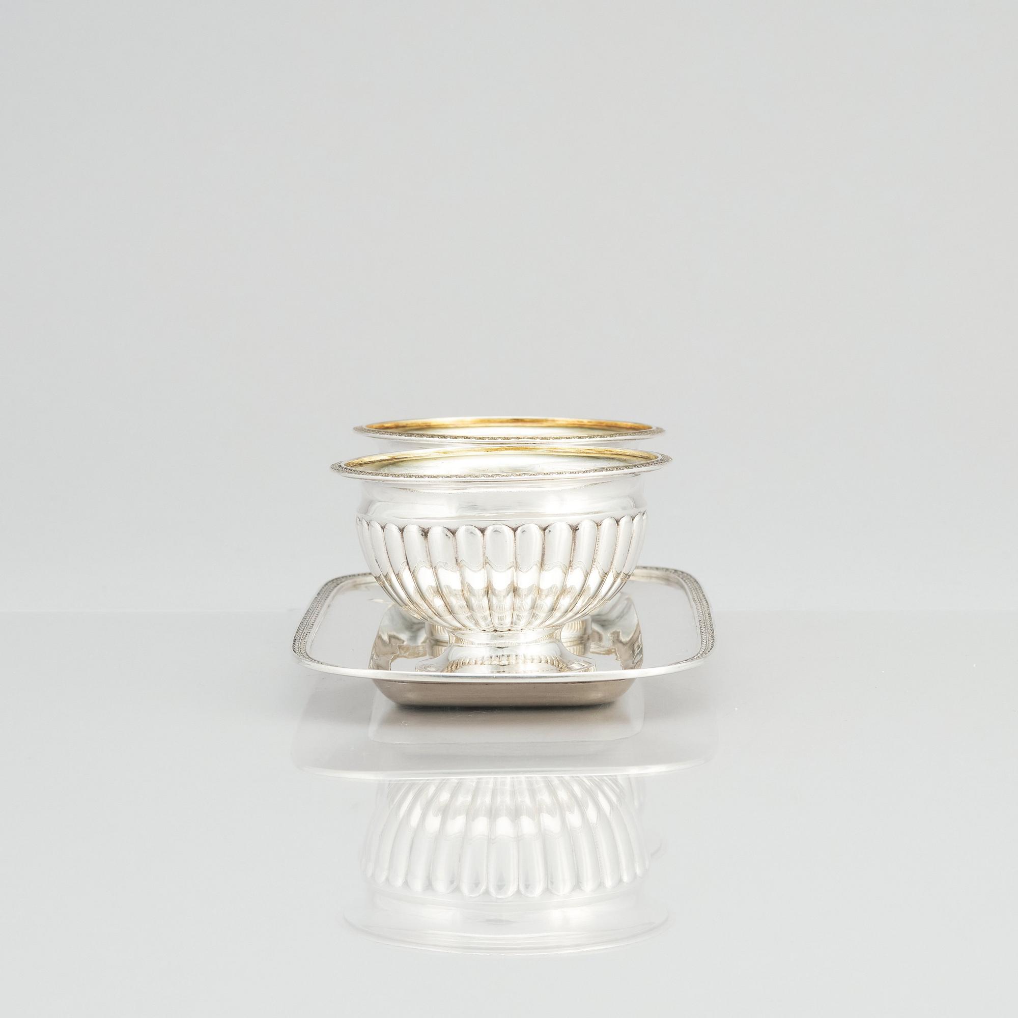 Anders Lundqvist, geléskålar, ett par samt ställning, delvis förgyllt silver, Stockholm 1817. Empire.