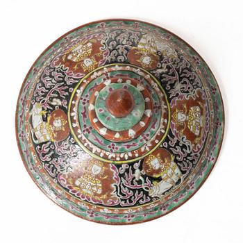 A Benjarong porcelain bowl with cover, Thailand, 19th century.