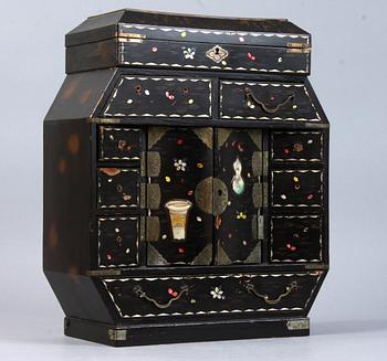 LACKSKÅP, Japan, 1900-talets första del.