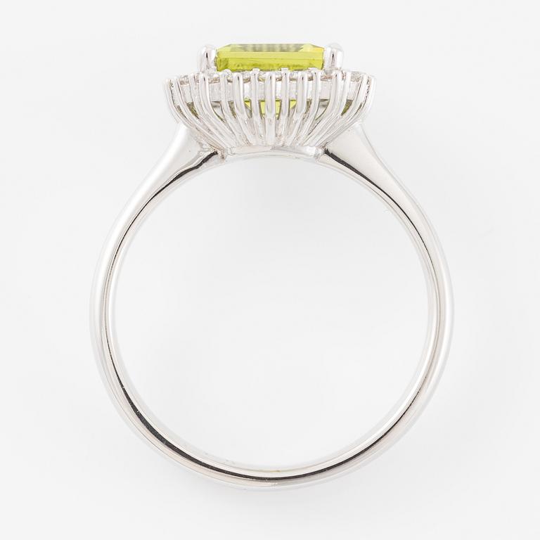 Ring 18K white gold with peridot and brilliant-cut diamonds.