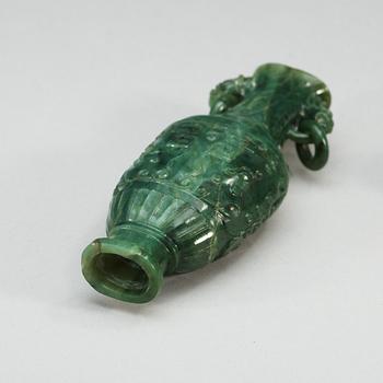 A arcaistic nephrite vase, late Qing dynasty (1644-1912).