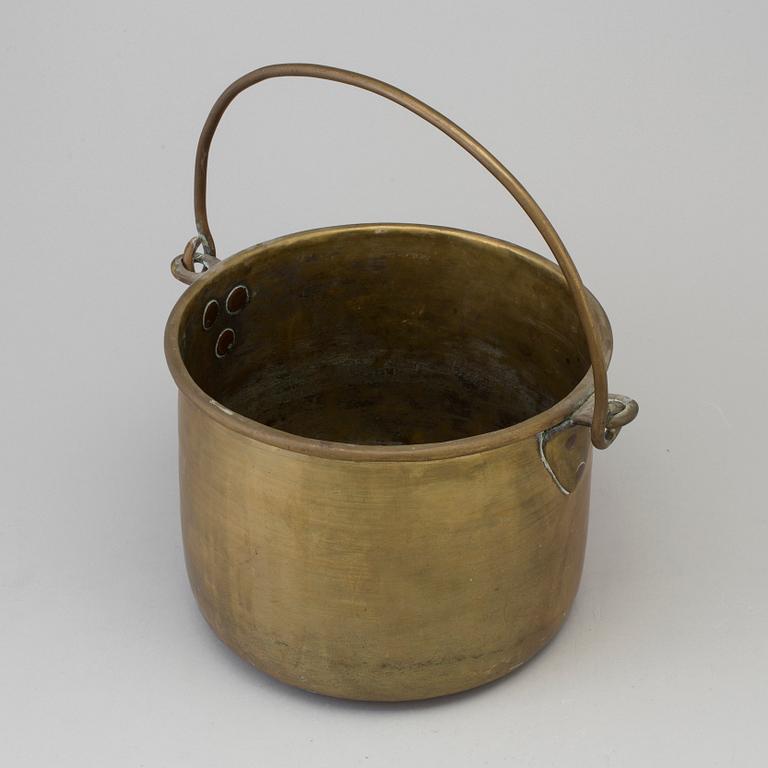 A BRASS BUCKET, 18th/19th century.