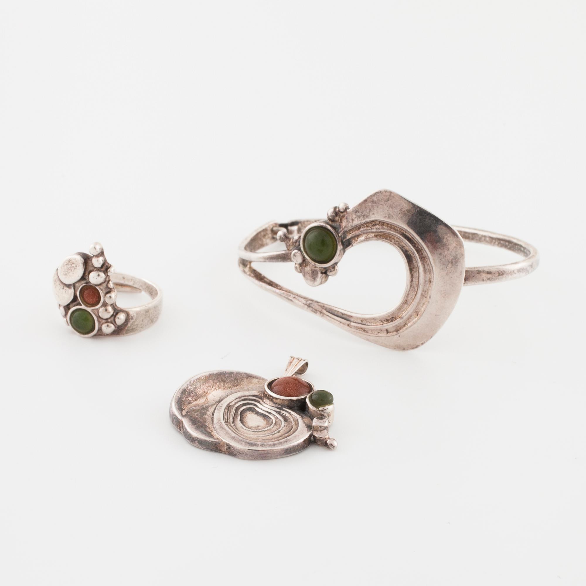 VALDRES SÖLVSMIDE, Norge, armring, hänge samt ring med solsten och nefrit.