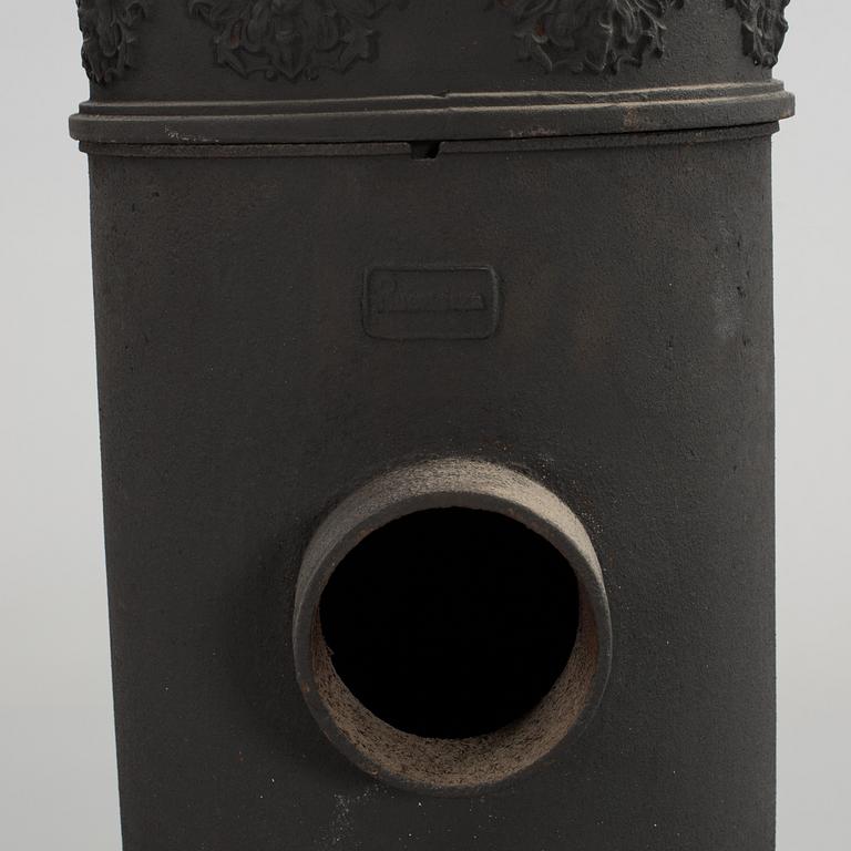 AN EARLY 20th CENTURY CAST IRON STOVE.