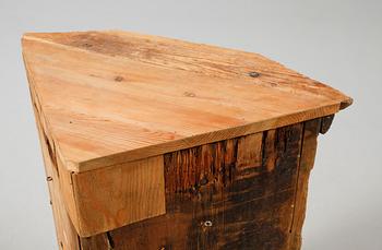 HÖRNSKÅP, 1700-talets andra hälft.