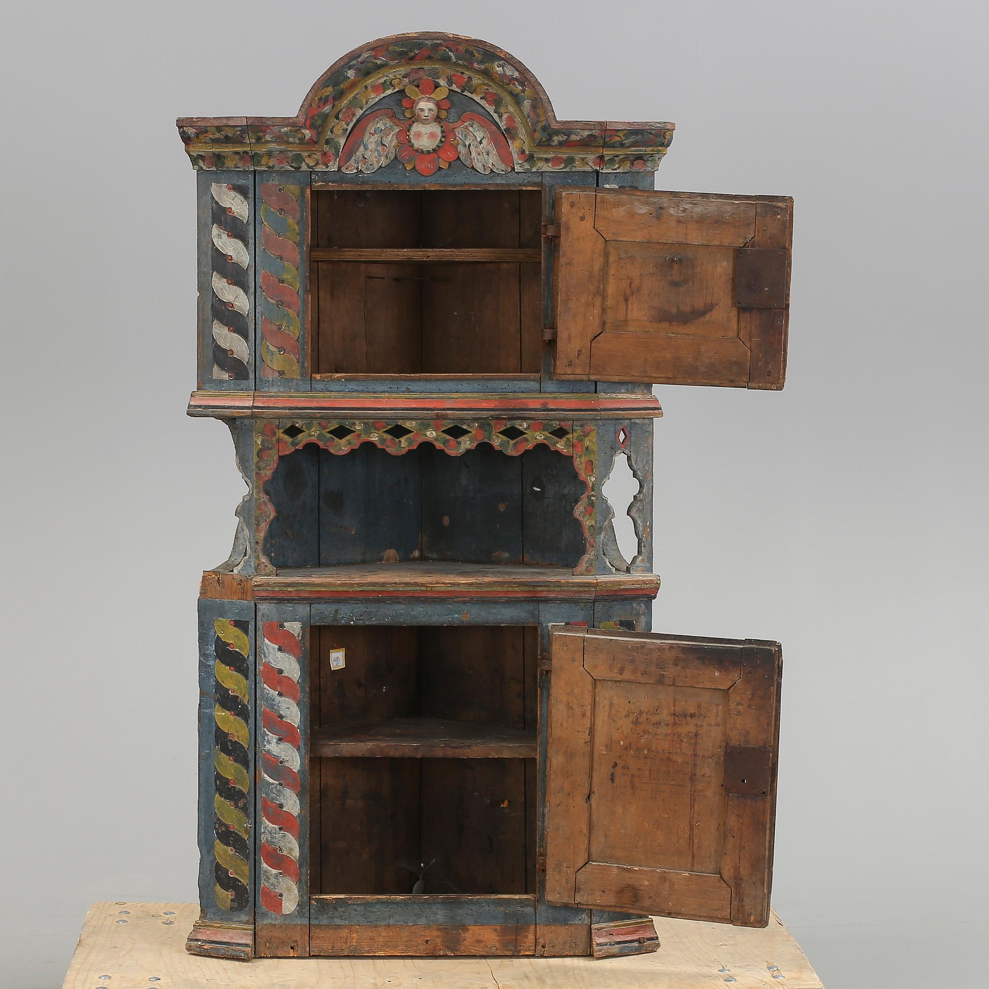 HÖRNSKÅP, Allmoge, så kallat Änglaskåp, Skåne, bär datering 1843.