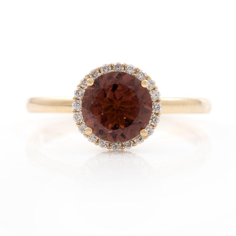 Ring 14K gold with pink tourmaline and brilliant-cut diamonds.