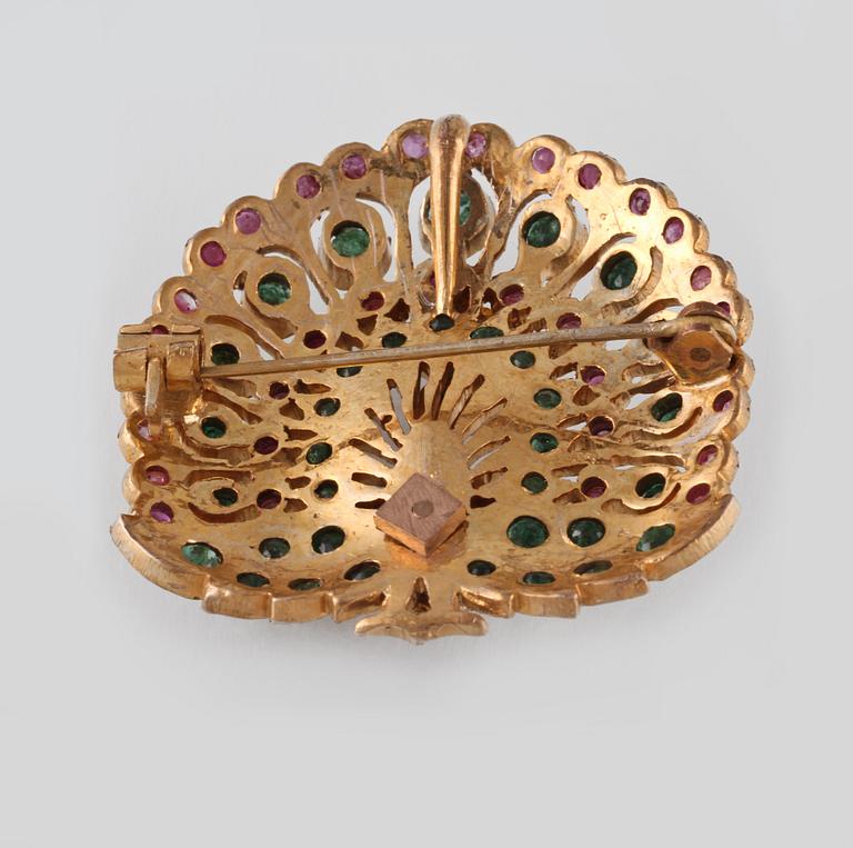 BROSCH, 8K guld med 6 fasettslipade rosa safirer och smaragder,  Vikt 26,2  gram.