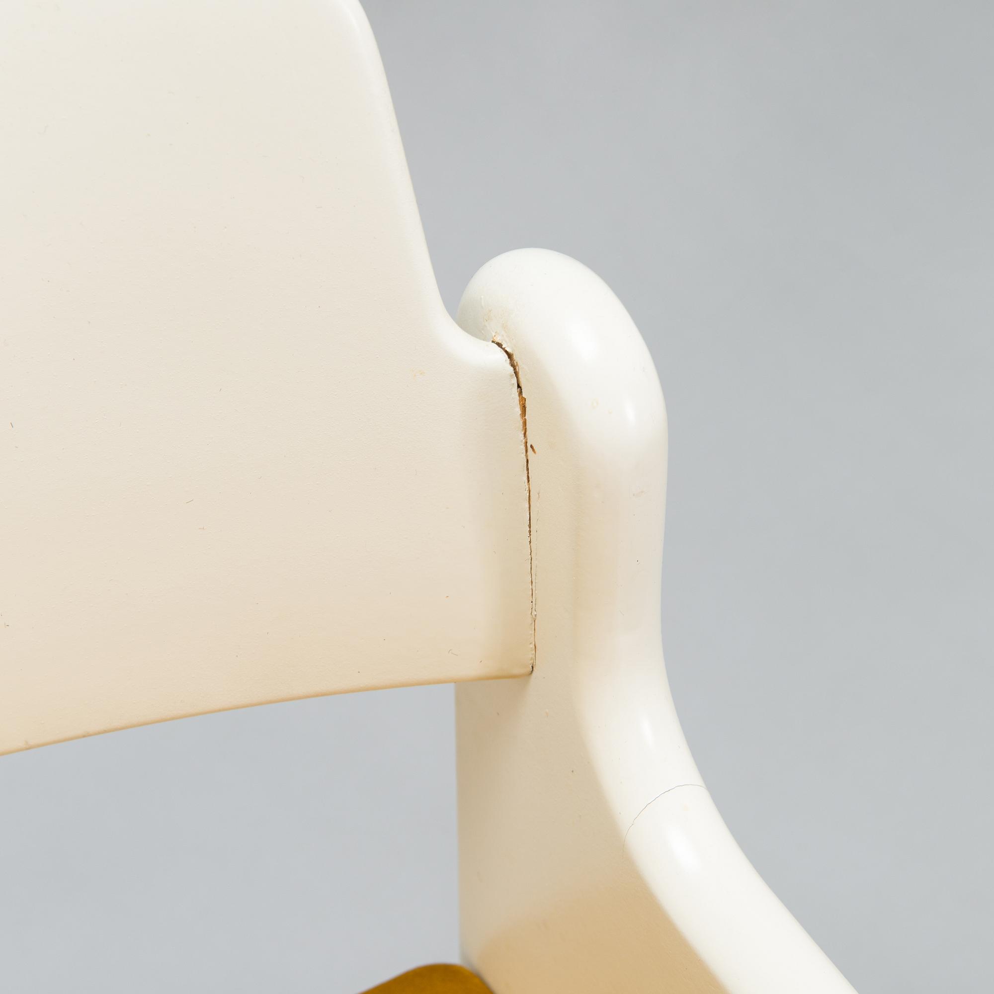 Eero Aarnio, A 1970's dinner table and four chairs "Flamingo" by Asko.