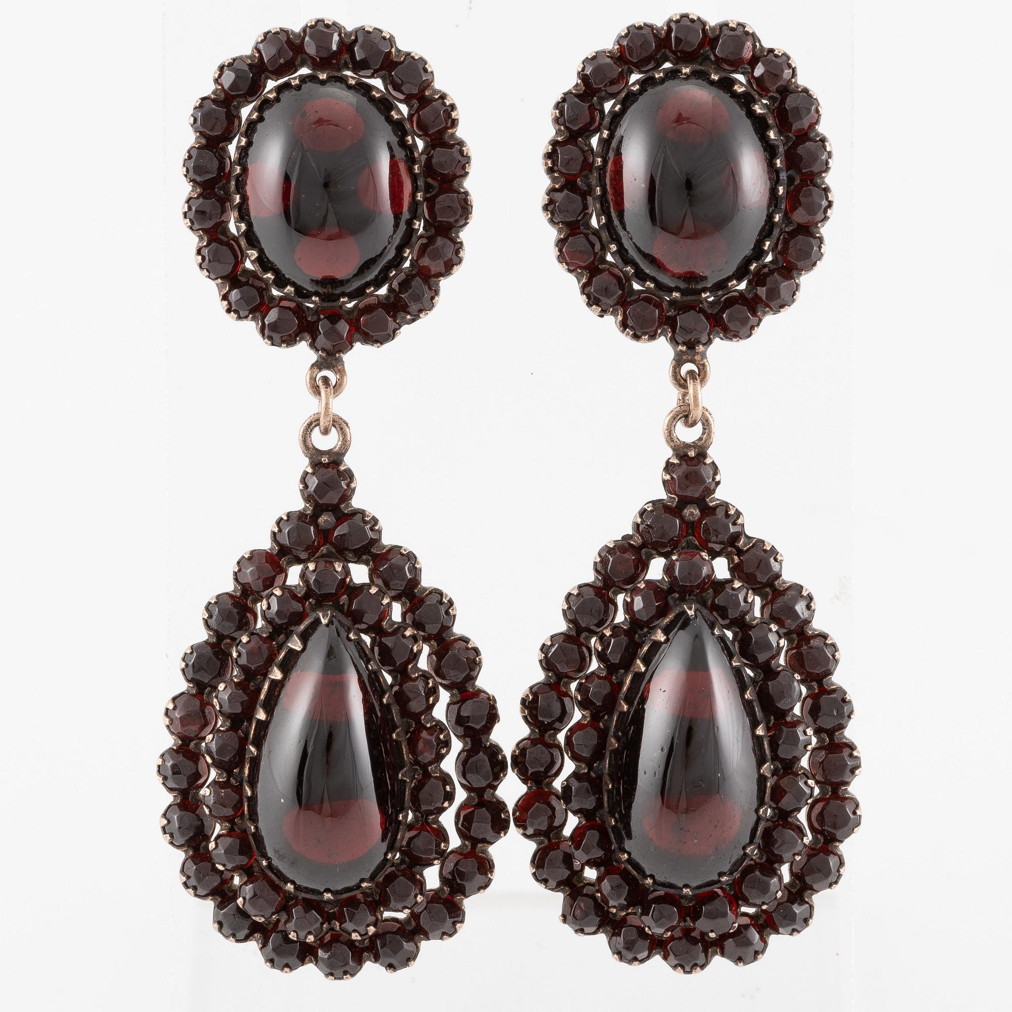 Örhängen förgyllt silver med granater.