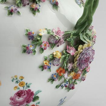 URNA MED LOCK, porslin, rokokostil, Meissen-liknande märke, 1900-tal.