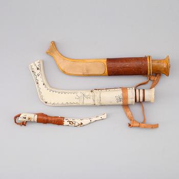 SAMEKNIVAR, 3 st, ben, trä och läder, 1900-talets mitt.