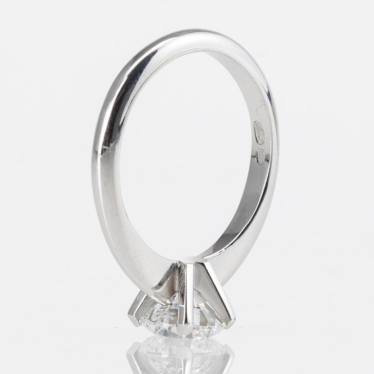 RING, 18K vitguld, briljantslipad diamant 1,51 ct. Vikt 4,7 g. Intyg EGL och Aito Koskinen.